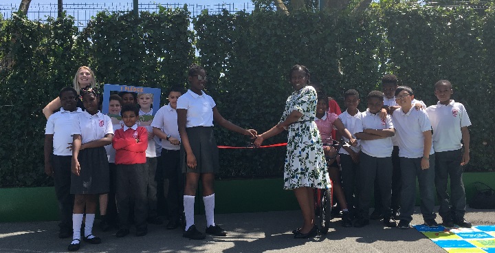 Cllr Brathwaite and children from St Helen's school in front of the green screen