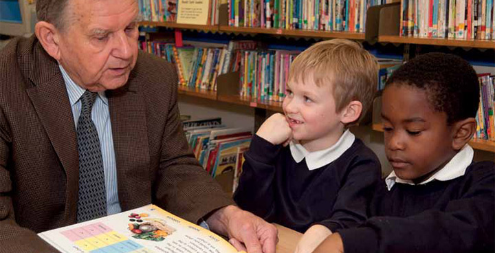 Volunteer in a Lambeth school