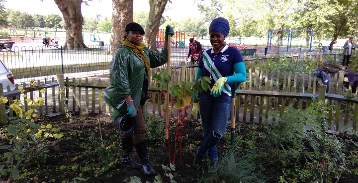 Vodafone volunteers help on Clapham Common