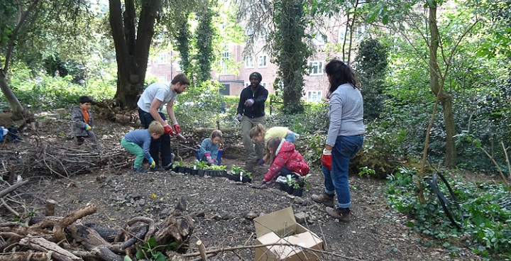 Nature Vibezzz' Douglas Saucedo (centre) with a family of 2 parents and primary school age children working together on the clean-up of Knight's Hill Wood, Spring 2017