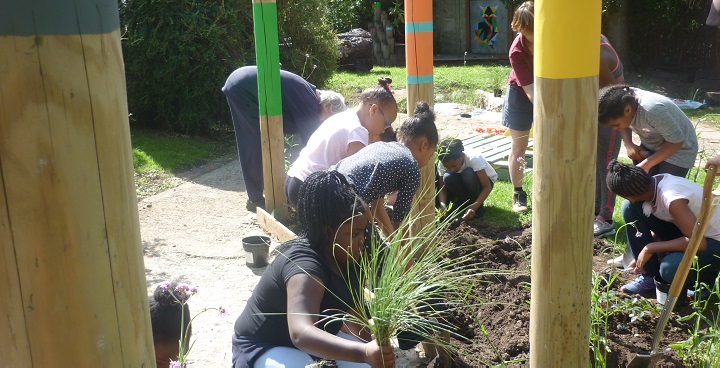 Tules Hill residents making environmental improvements to Harmony Gardens, Tulse Hill estate August Bank Holiday 2017