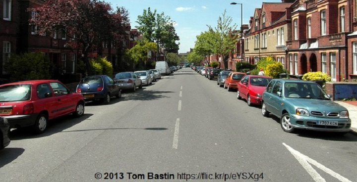 Barcombe Avenue, Streatham © 2013 Tom Bastin https://flic.kr/p/eYSXg4