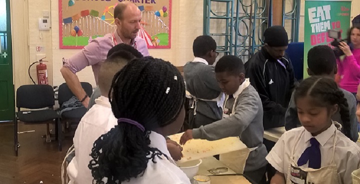 Cllr Ed Davie visits vegetable cookery class as part of the Veg Power campaign for 7-11 year olds