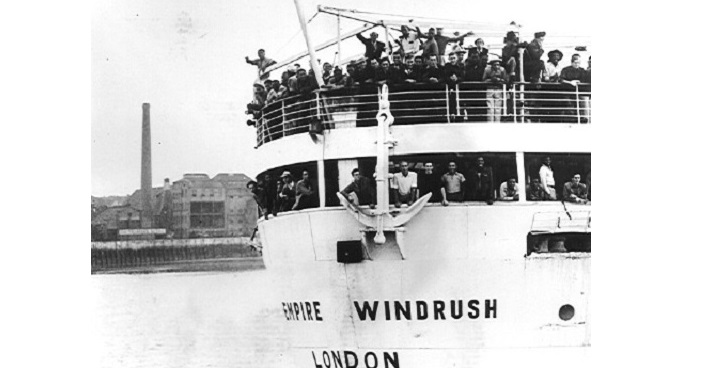 B&W photo of the Empire Windrush comng to UK with crowded decks