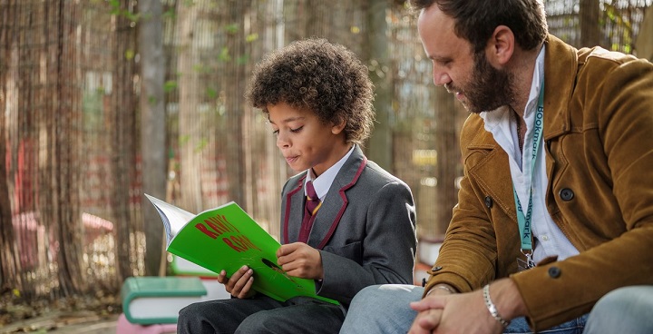 Reading session with primary school boy and volunteer