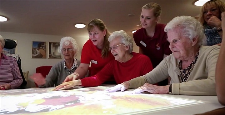 People with dementia and allies play light games on the Towertafel