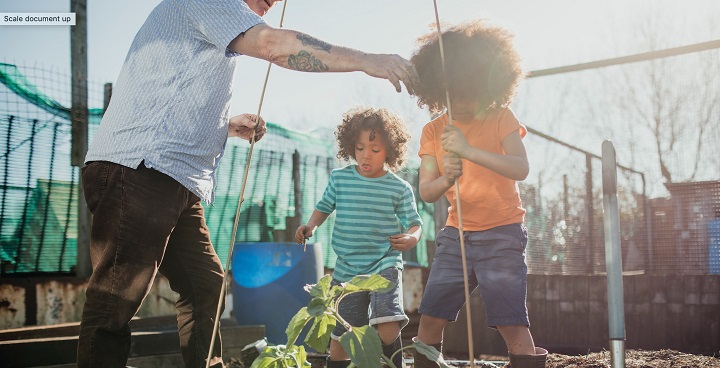 Family Volunteering Club gets parents and children building community together