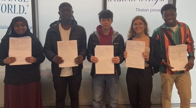 Lambeth: Celebrating GCSE results day success