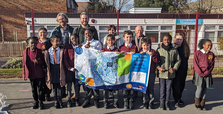 Holy Trinity School & Cllr Kind with cleaner air walking maps