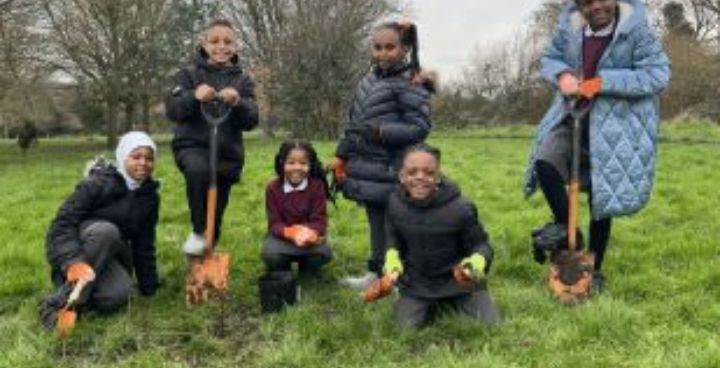 Hill Mead Primary students plant trees in Brockwell Park