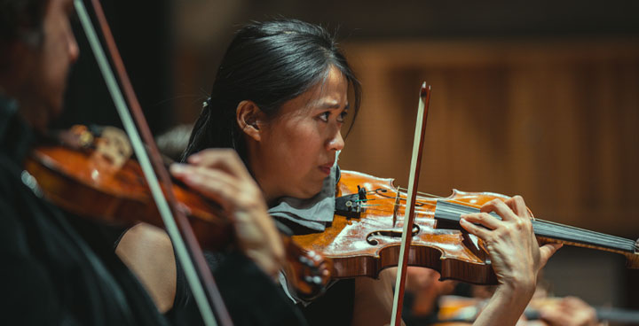 A lady plays the violin