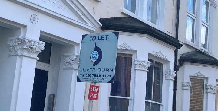 Sign outside Victorian terraced house offering 2 bed flat for rent